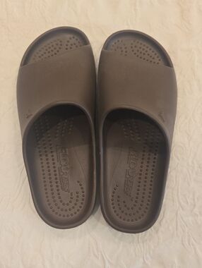Floaters Slide Sandals in Dark Brown. Like New. Size 7.